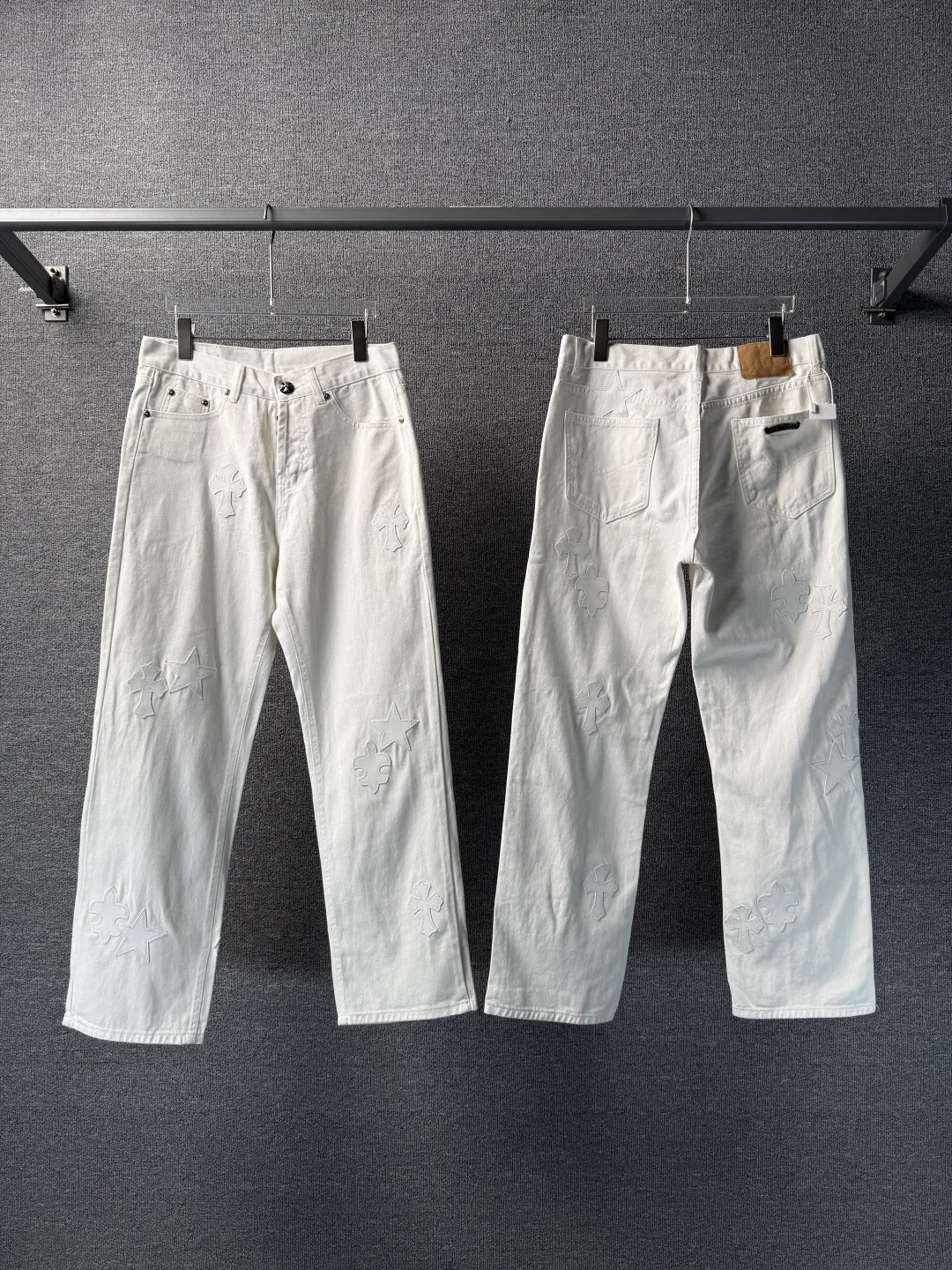 P260 💰 (Top version) Chrome Hearts/Chrome Hearts Classic white star cow series colored leather cross washed color fabric unisex denim trousers Vibe style straight stacked god-level version Carbon fine bias denim color cloth Old vintage full set of hardware - Chrome Hearts white cow series The high version uses high-ounce custom fabrics, fermentation washing and soft color fixation, soft and thick to wear, the details are all made by hand-polished craftsmanship, all-over printed jacquard fabric Unique design style. Through multiple processes to create a full retro feel. Unique niche non-contrast shirt. Customized distressed spray-painted buttons. Craftsmanship in every detail. Color: white stars. Size: 28-30-32-34 (corresponding to S-M-L-XL)